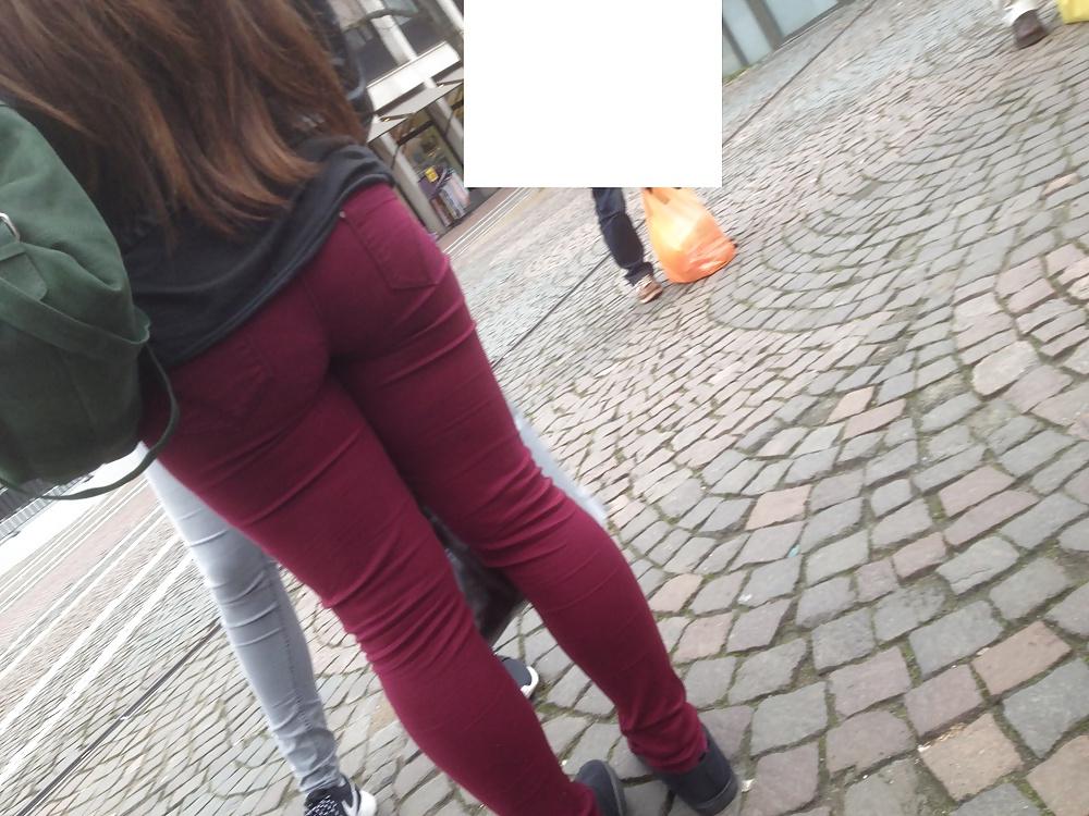 11P Voyeur - Big Fat Ass in red Jeans