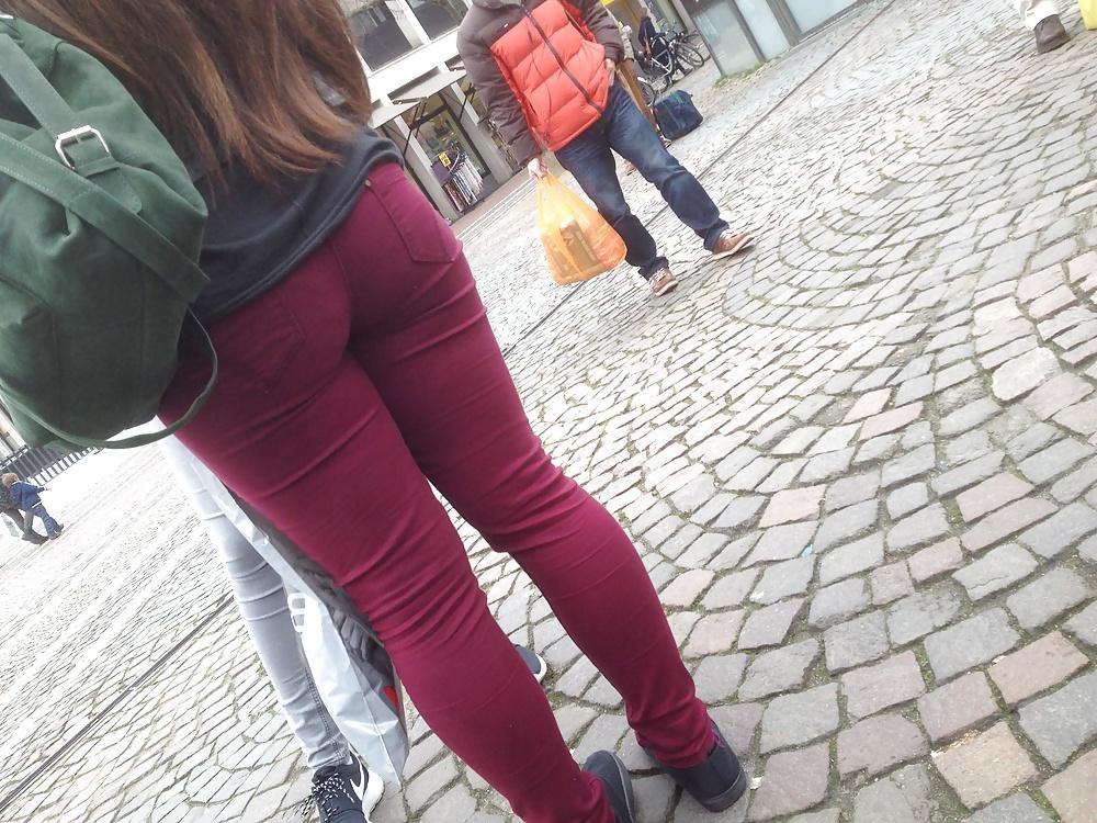 11P Voyeur - Big Fat Ass in red Jeans