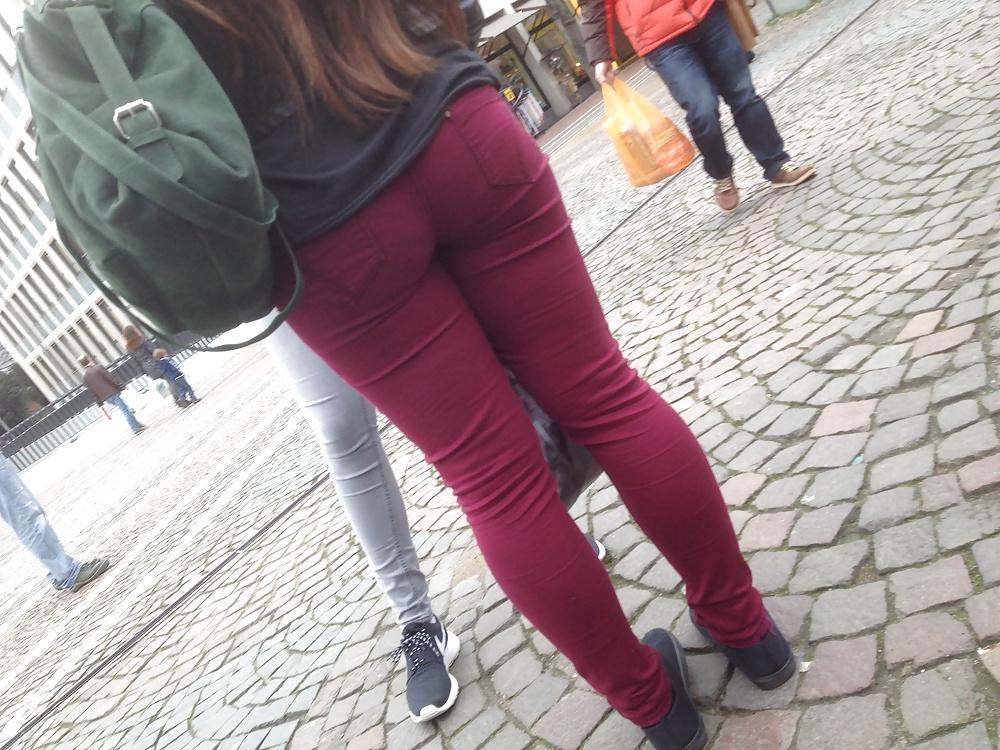 11P Voyeur - Big Fat Ass in red Jeans