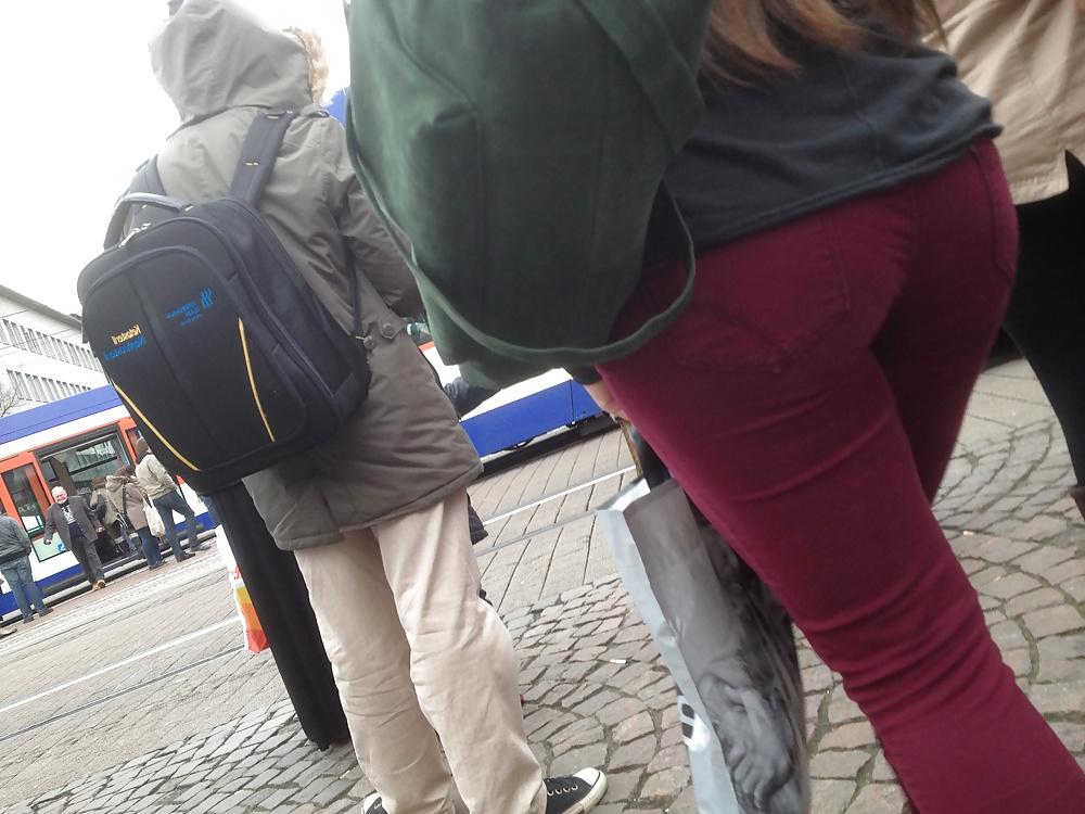 11P Voyeur - Big Fat Ass in red Jeans