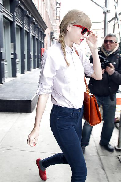 10P TAYLOR SWIFT GROCERY SHOPPING IN TIGHT JEAN SHORTS