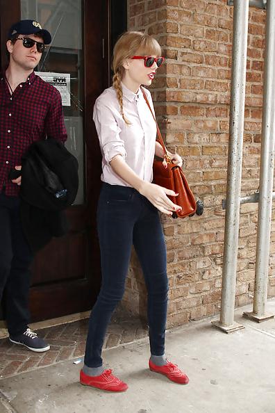 10P TAYLOR SWIFT GROCERY SHOPPING IN TIGHT JEAN SHORTS