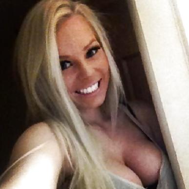 12P Sexy Amanda pics to jerk off