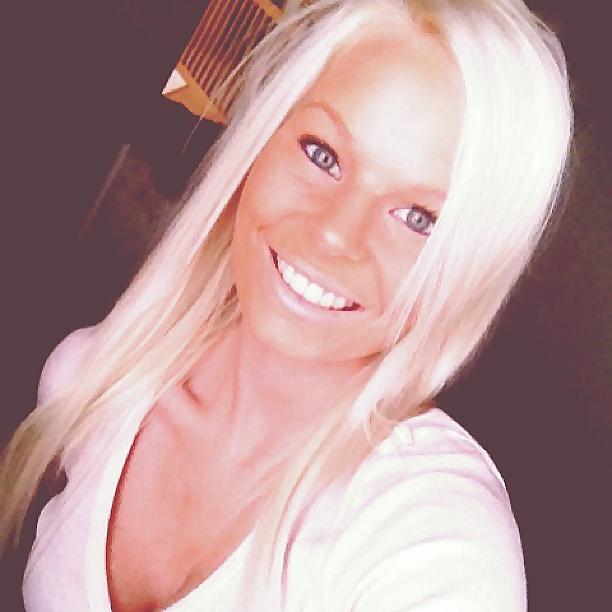 12P Sexy Amanda pics to jerk off