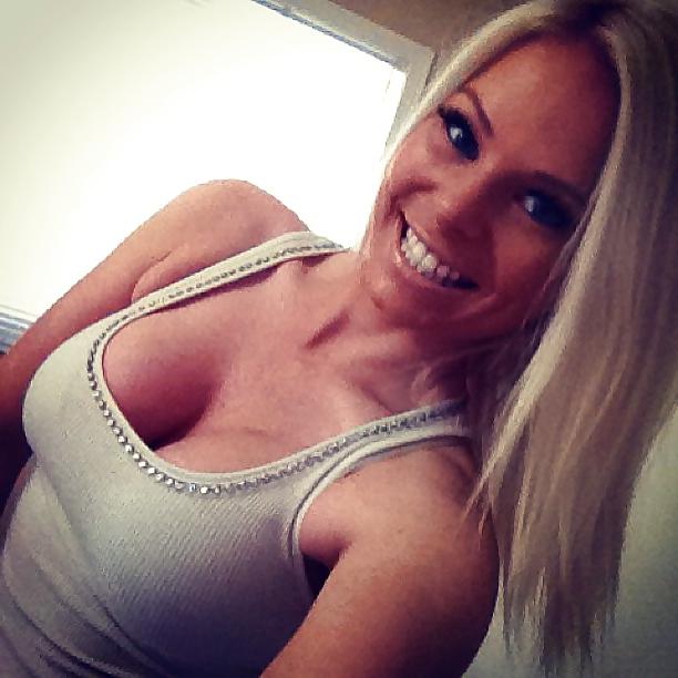 12P Sexy Amanda pics to jerk off