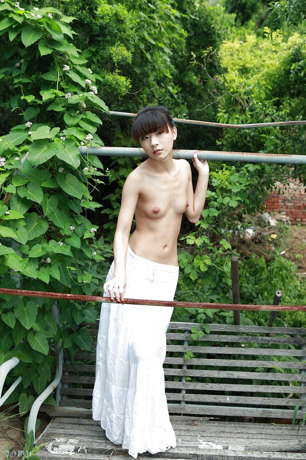 25P Chinese wife nude in public