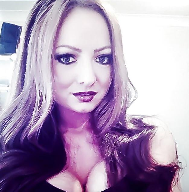 25P Candid pics of slutty bimbo laura