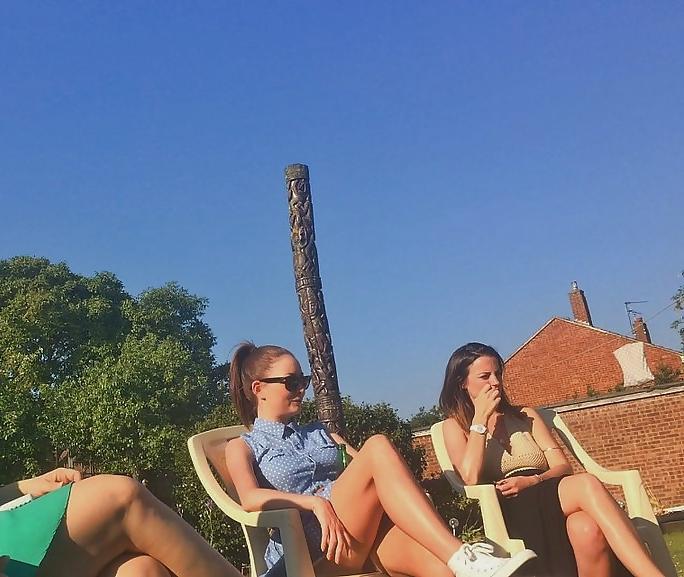 25P Candid pics of slutty bimbo laura