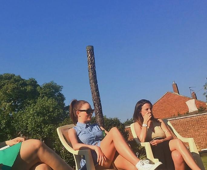 25P Candid pics of slutty bimbo laura