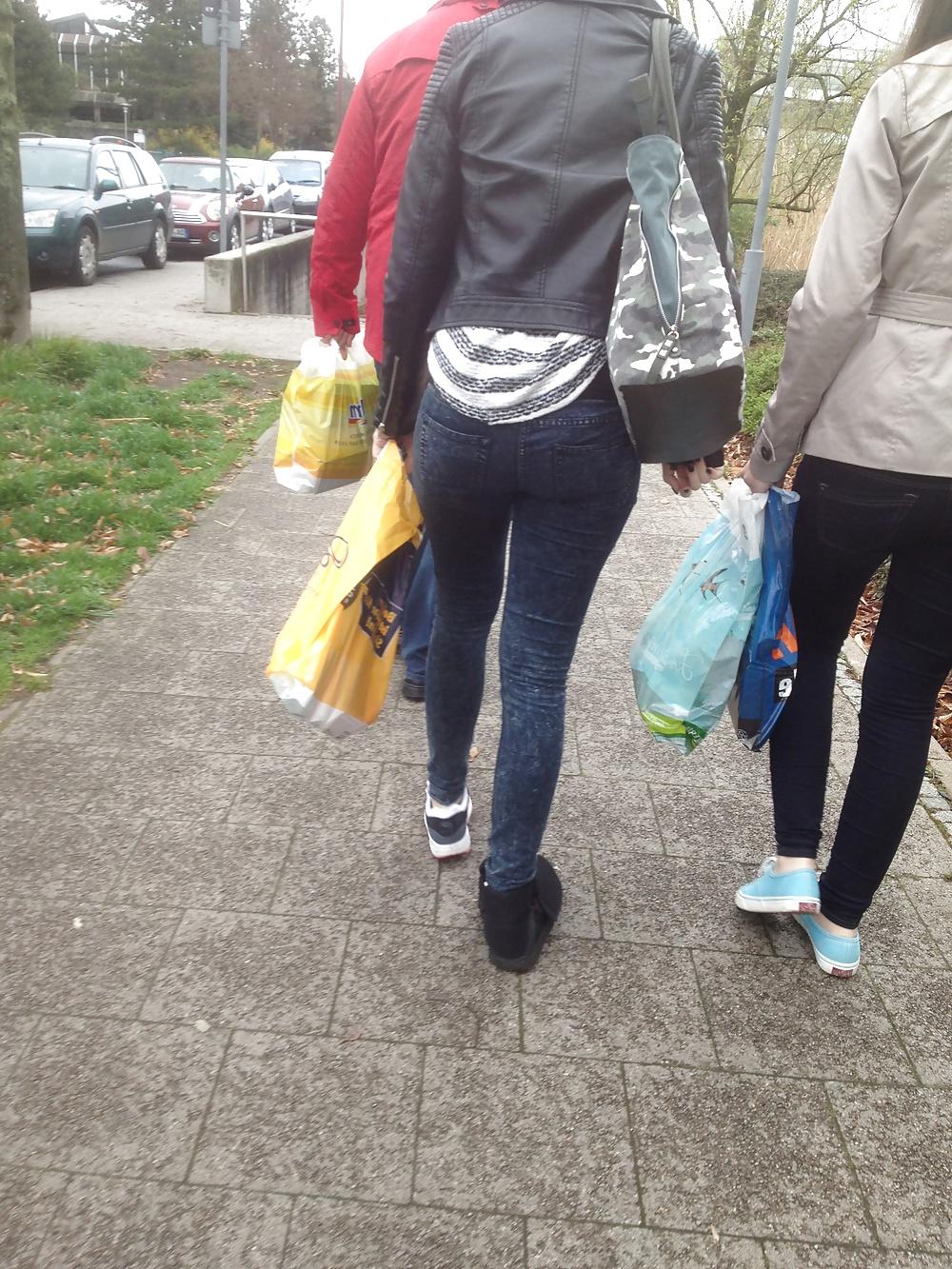13P Voyeur - 2 nice Teens Asses in Jeans