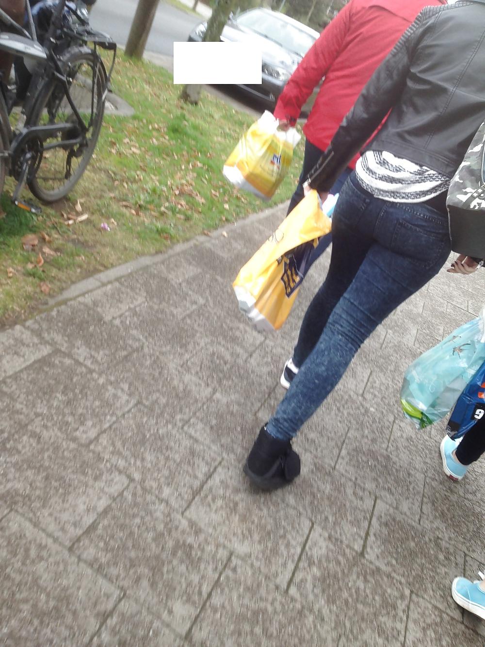 13P Voyeur - 2 nice Teens Asses in Jeans
