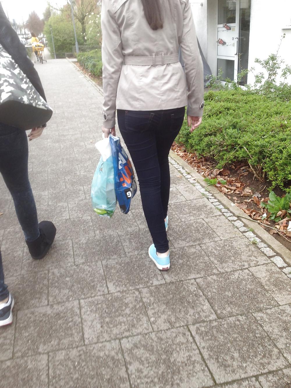 13P Voyeur - 2 nice Teens Asses in Jeans