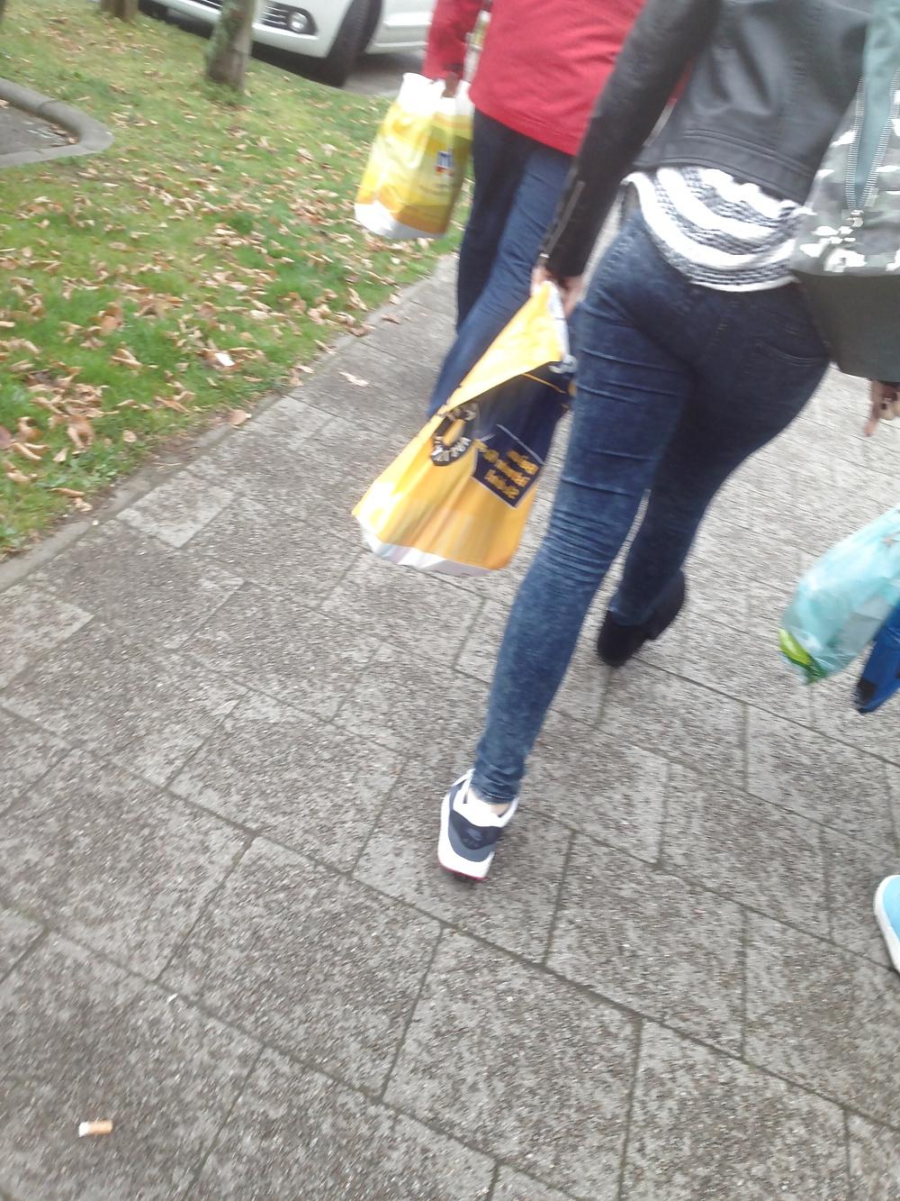 13P Voyeur - 2 nice Teens Asses in Jeans