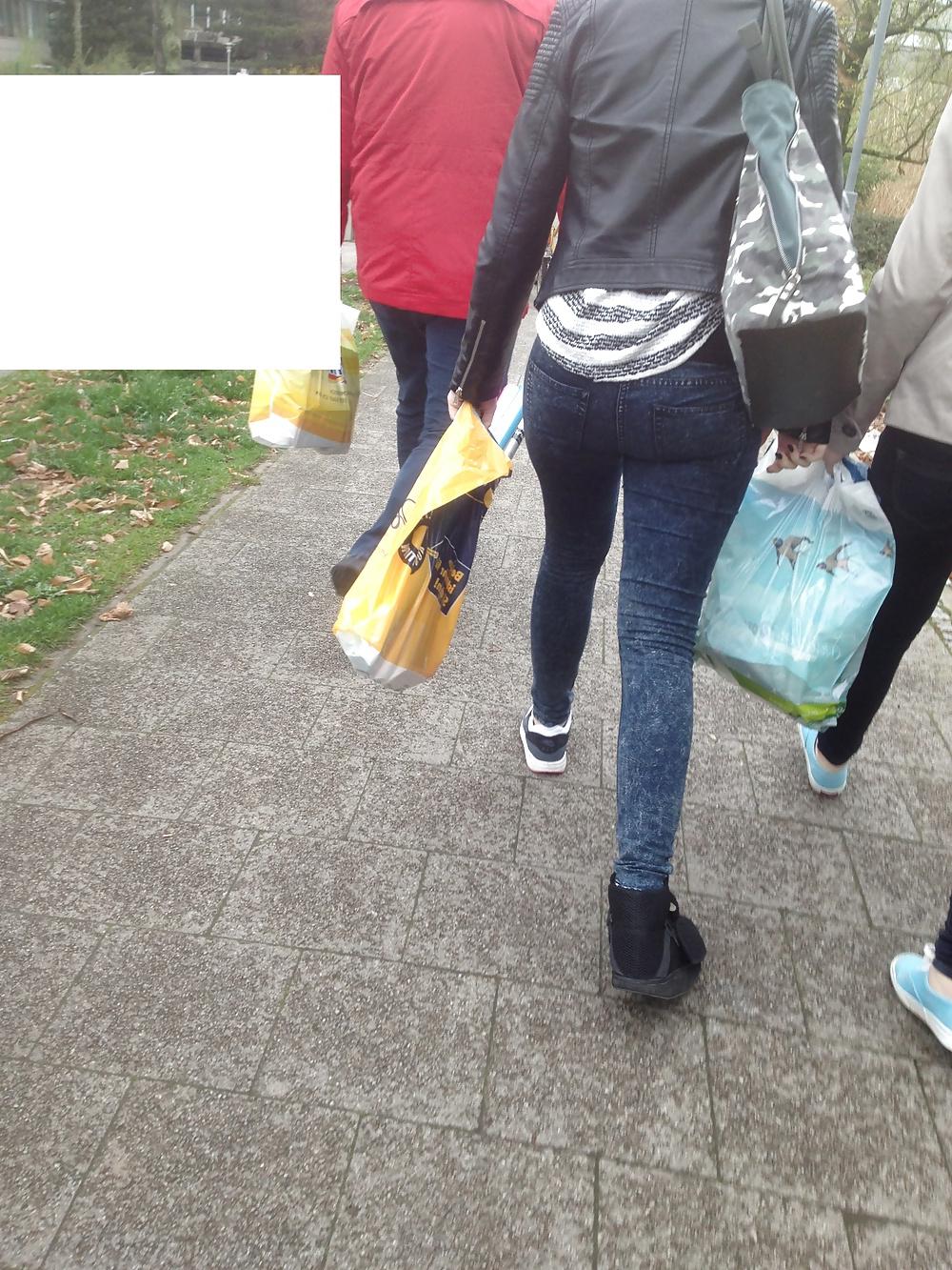13P Voyeur - 2 nice Teens Asses in Jeans
