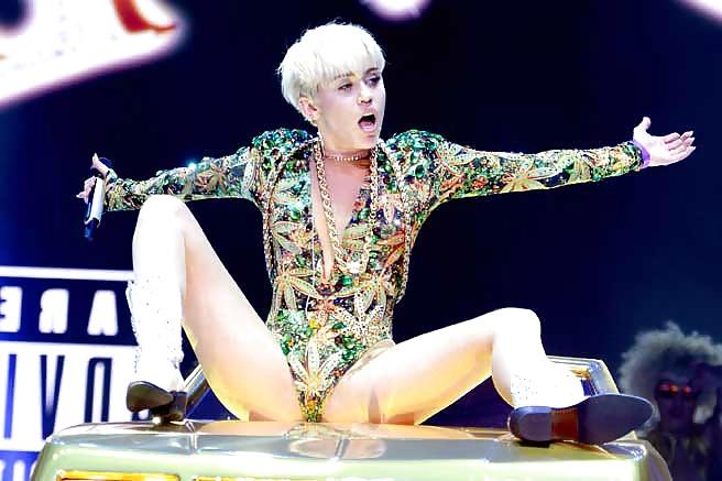 25P Miley likes to play in public