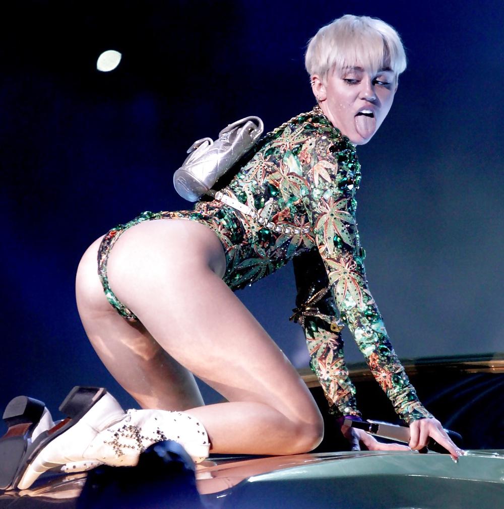 25P Miley likes to play in public