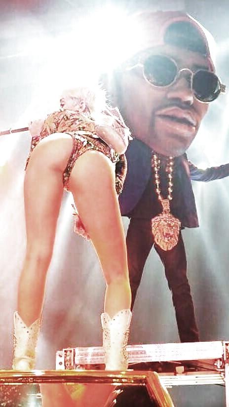 25P Miley likes to play in public