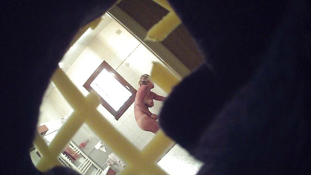 19P Hidden cam - Mature in bathroom 2