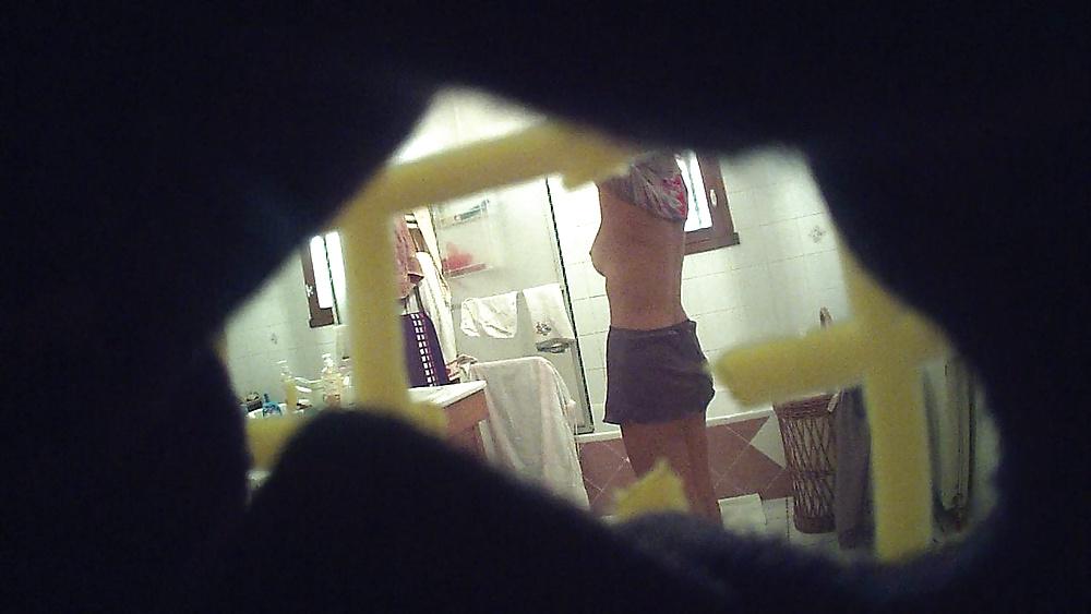 19P Hidden cam - Mature in bathroom 2