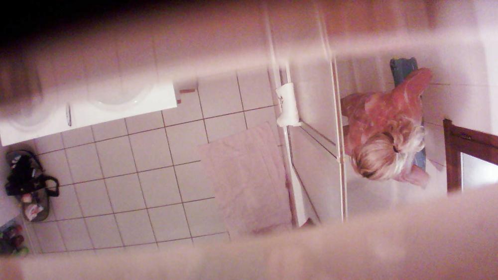 19P Hidden cam - Mature in bathroom 2
