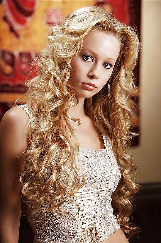 25P Gorgeous females with curly hair