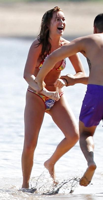 7P Alexa Vega - thong bikini Hawaii