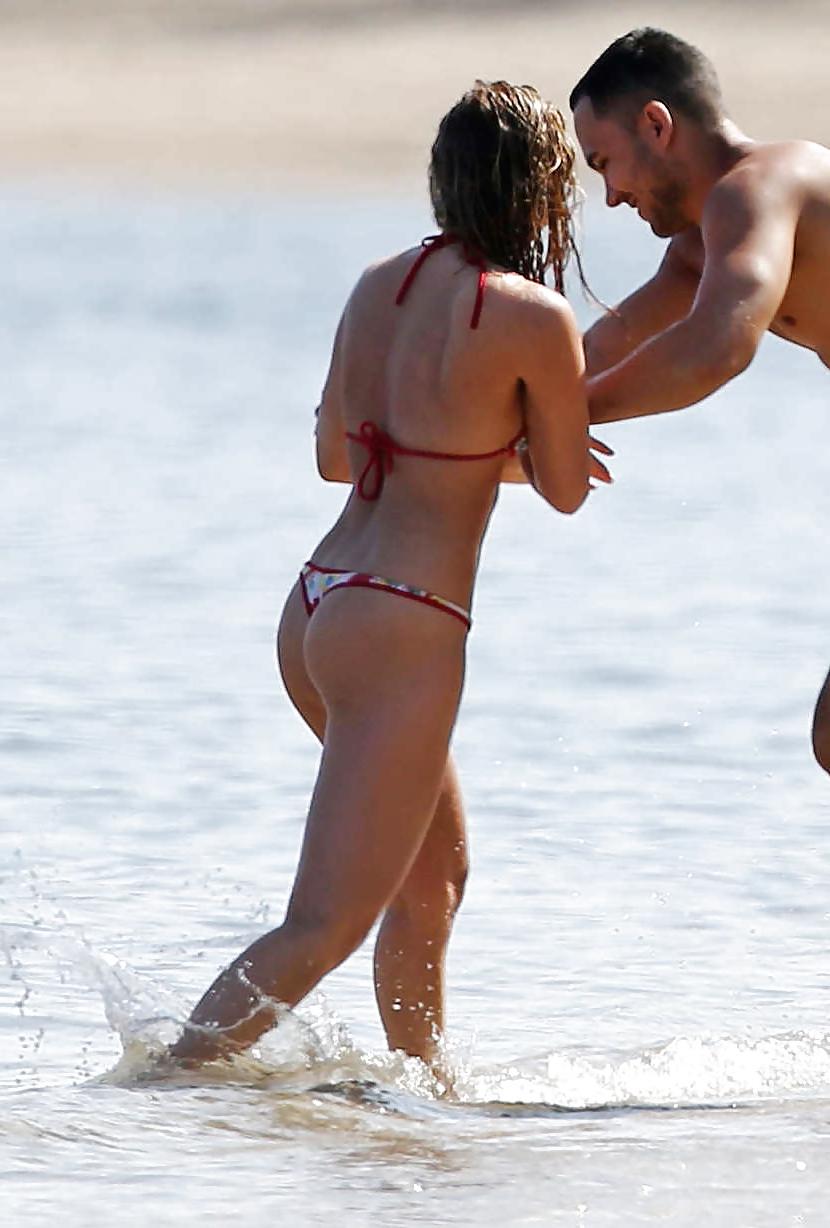 7P Alexa Vega - thong bikini Hawaii