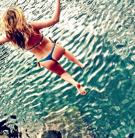 7P Alexa Vega - thong bikini Hawaii