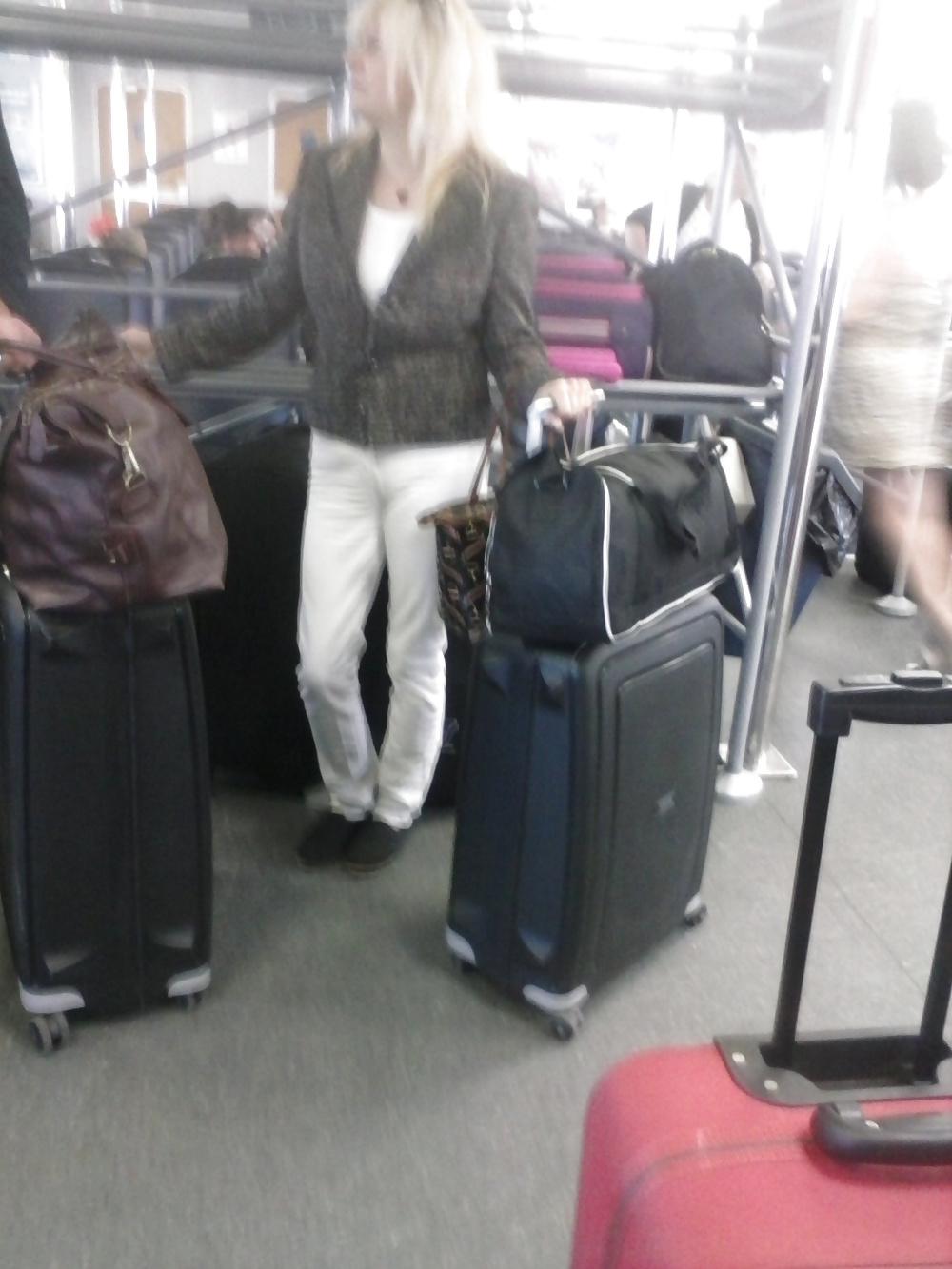 8P Blonde Milf in Tight White Jeans White Levi's