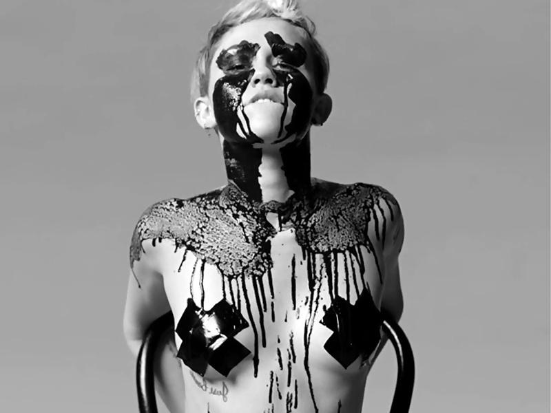 18P Miley Cyrus in Backdrop Bangerz Tour Video