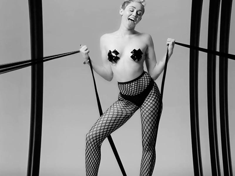 18P Miley Cyrus in Backdrop Bangerz Tour Video