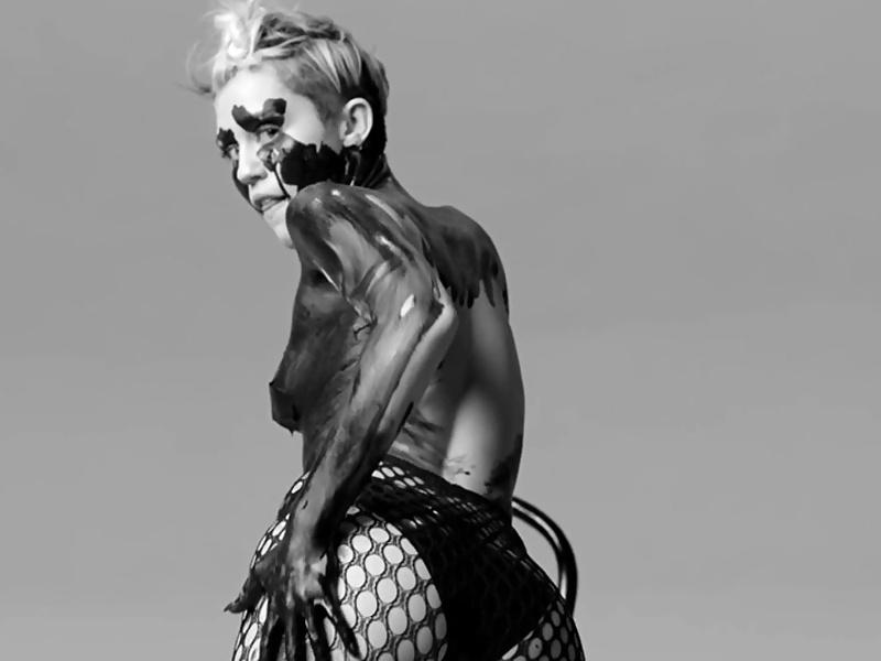 18P Miley Cyrus in Backdrop Bangerz Tour Video