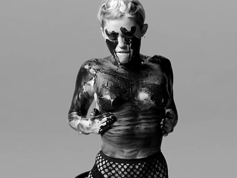 18P Miley Cyrus in Backdrop Bangerz Tour Video