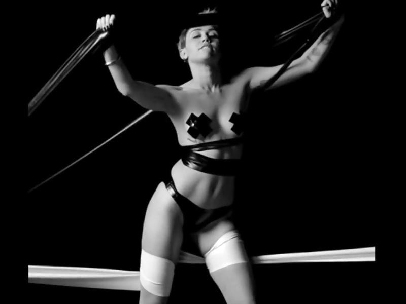 18P Miley Cyrus in Backdrop Bangerz Tour Video
