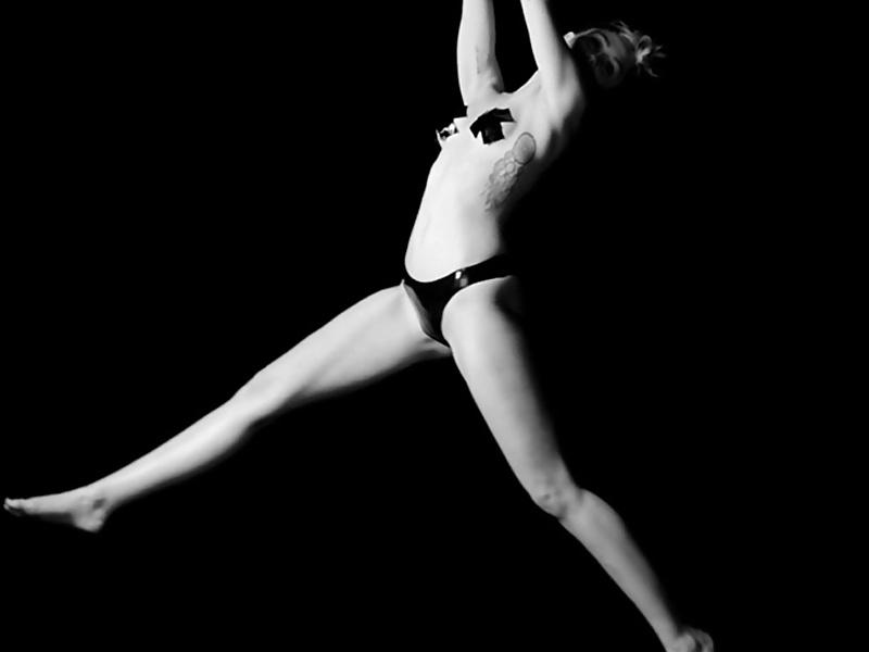 18P Miley Cyrus in Backdrop Bangerz Tour Video