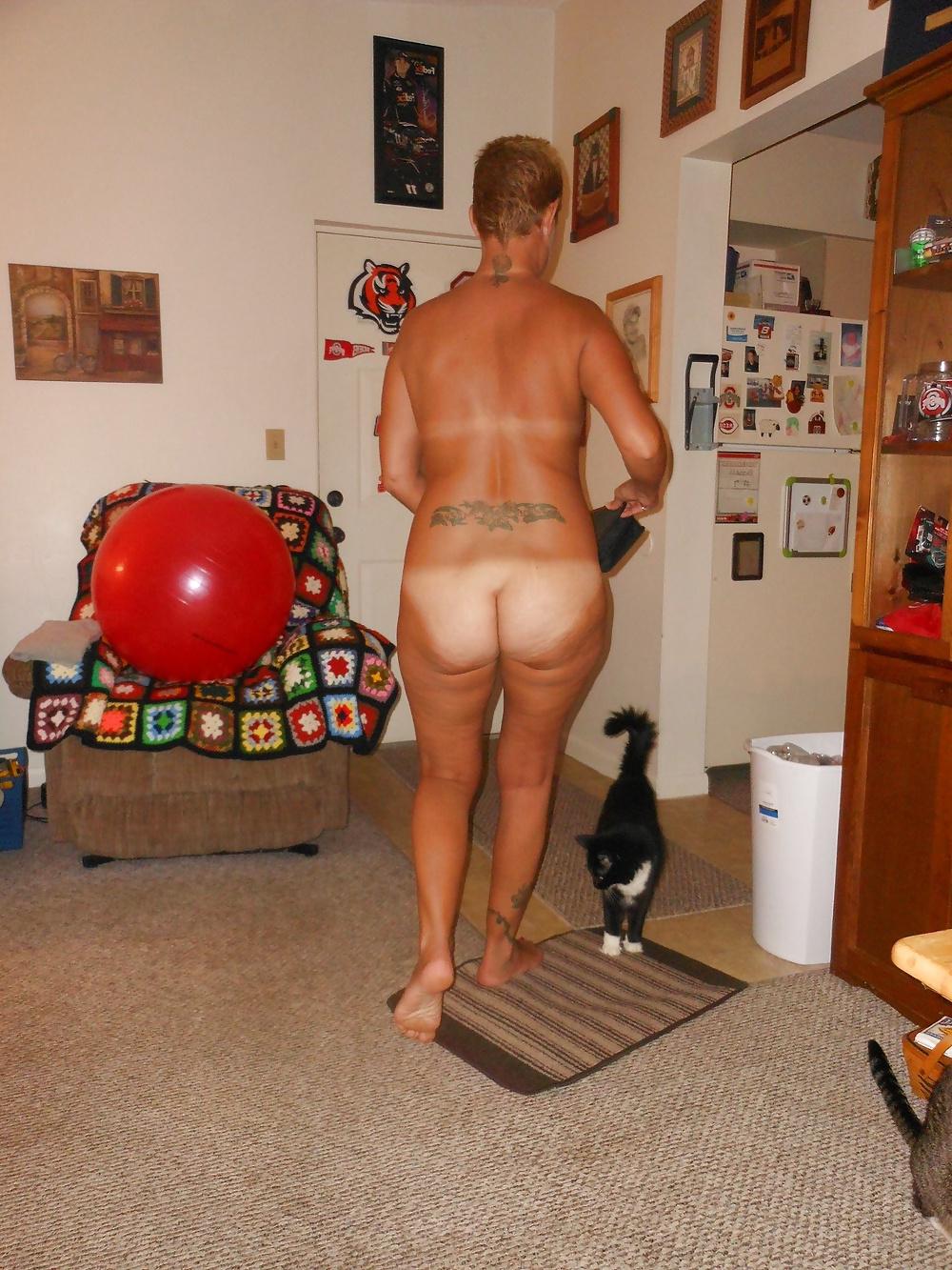 20P Sexy Cyber-Babe Lisa showing off her INCREDIBLE Ass again!