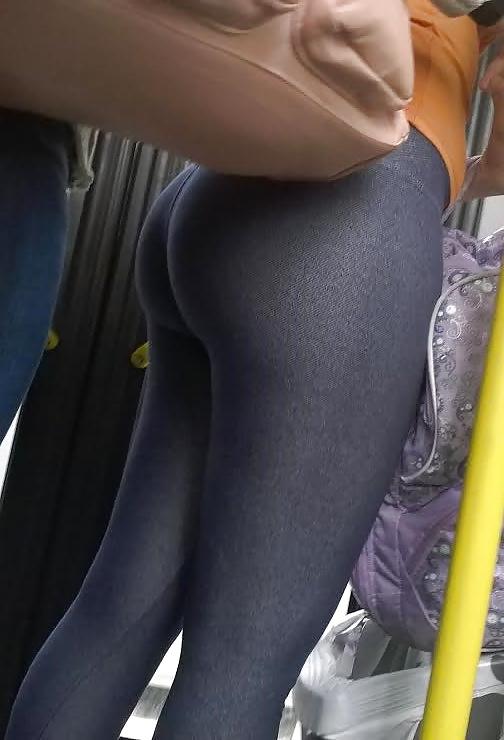 24P SDRUWS2 - WONDERFUL BRAZILIAN ASS IN TIGHT PANTS INSIDE BUS