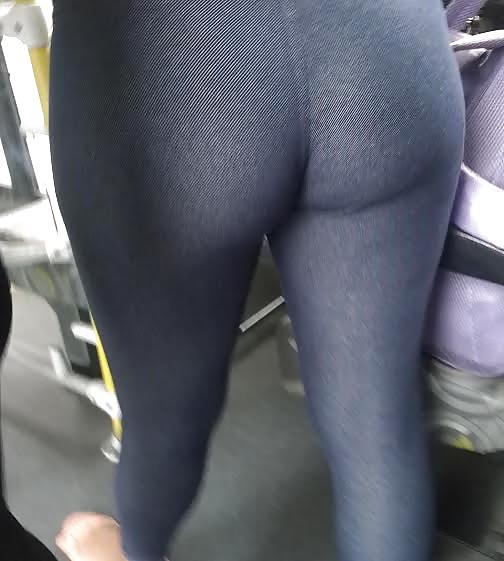 24P SDRUWS2 - WONDERFUL BRAZILIAN ASS IN TIGHT PANTS INSIDE BUS