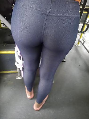 24P SDRUWS2 - WONDERFUL BRAZILIAN ASS IN TIGHT PANTS INSIDE BUS