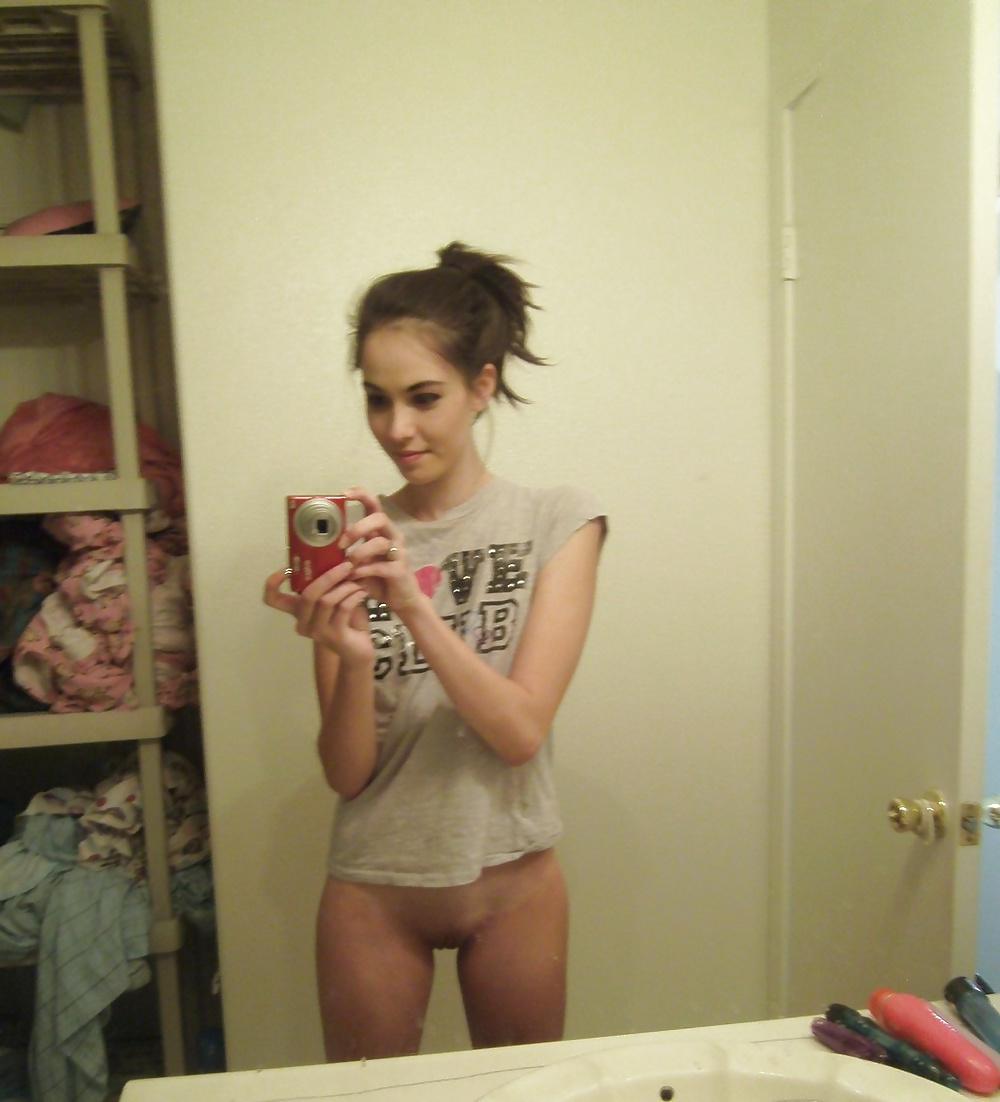 25P Mirror Girls 17: Sexy Teen Self Shots