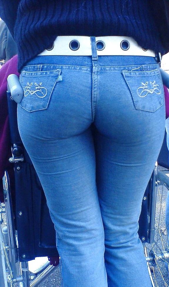 25P Ass In Tight Jeans 