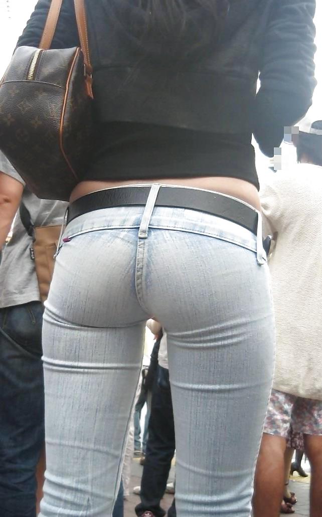 25P Ass In Tight Jeans 