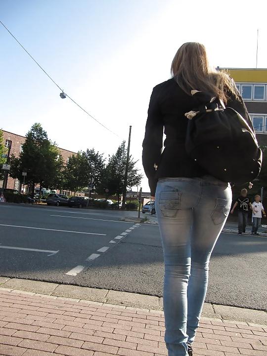 25P Ass In Tight Jeans 