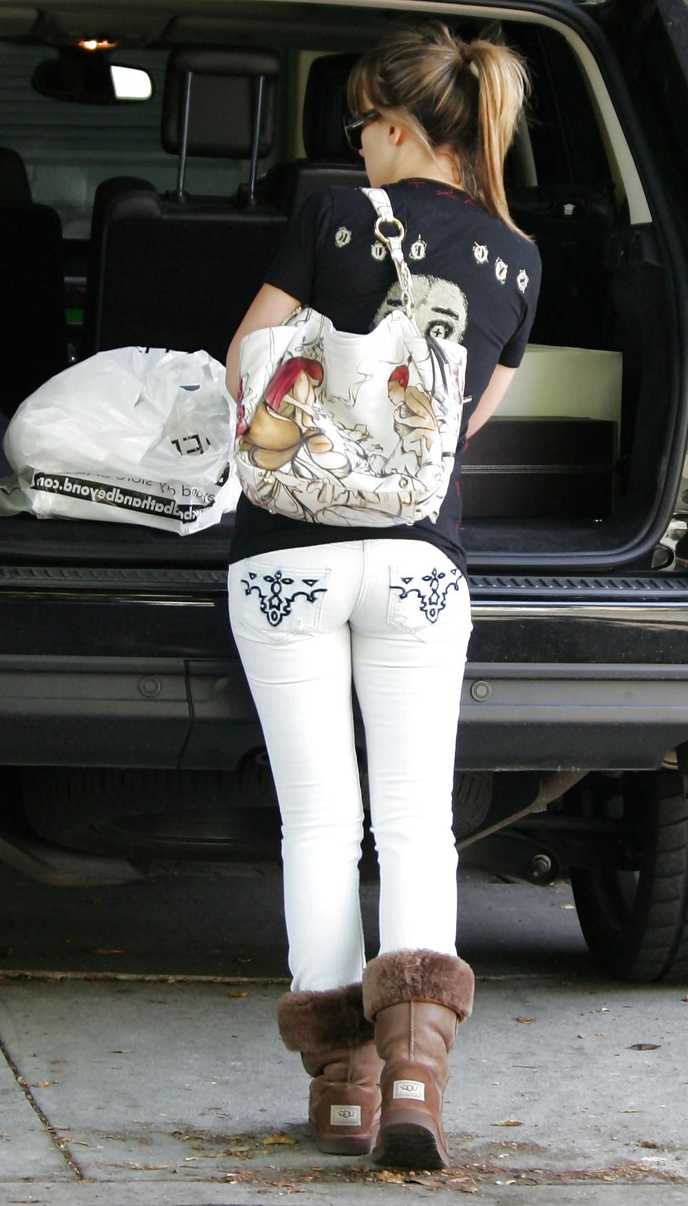 25P Ass In Tight Jeans 