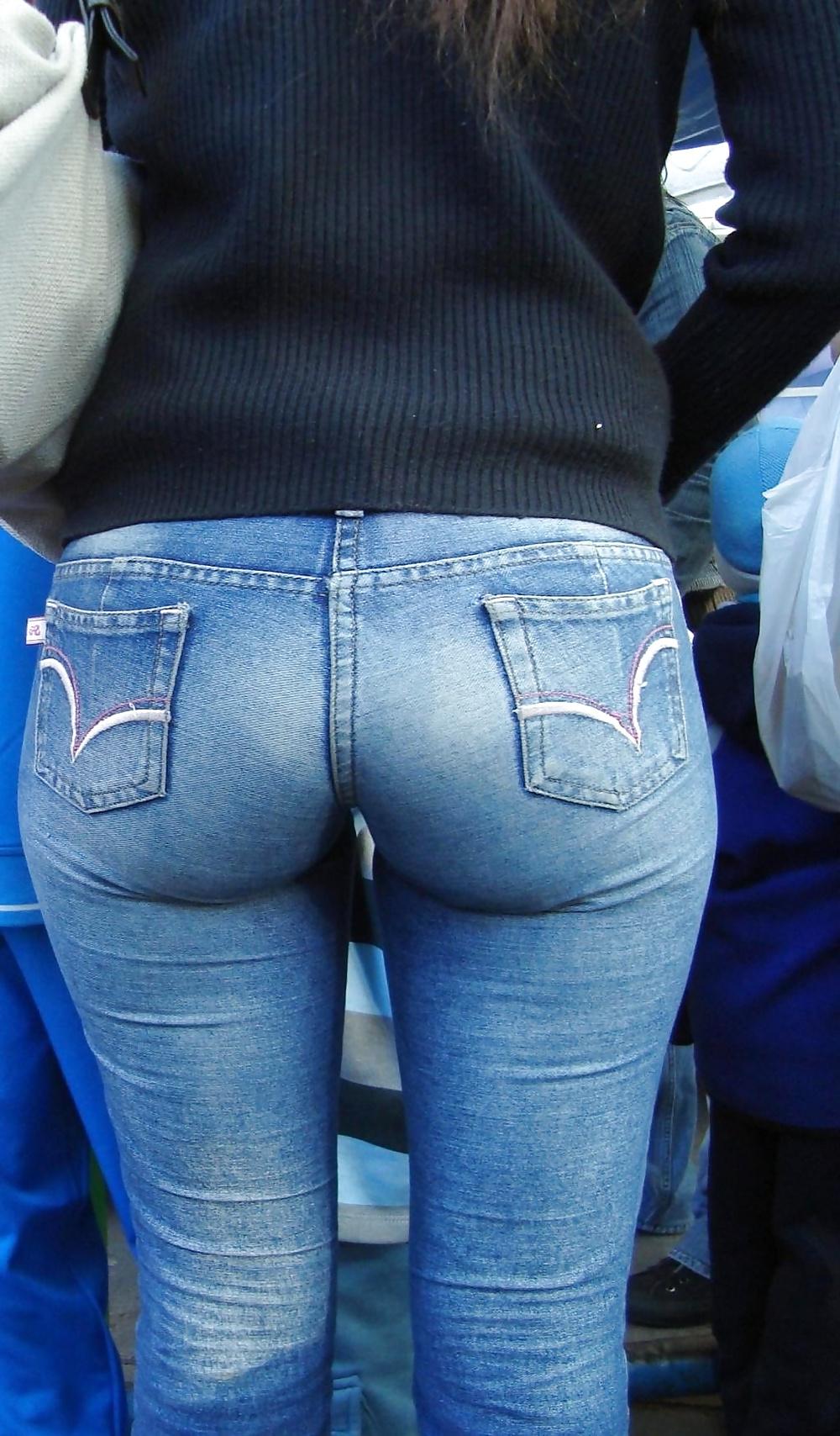 25P Ass In Tight Jeans 
