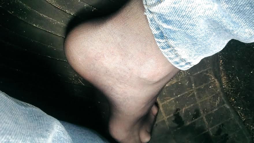 15P Black pantyhose under jeans