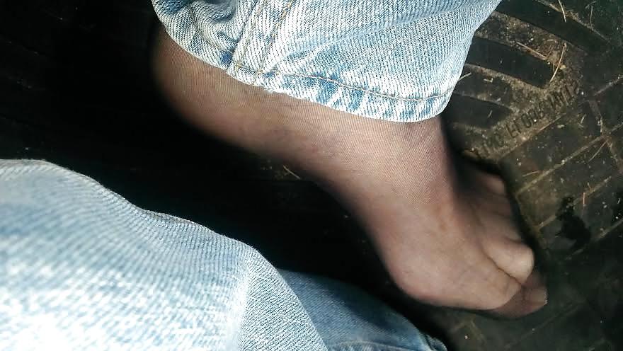 15P Black pantyhose under jeans