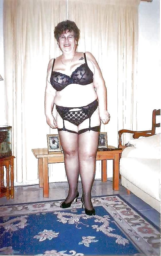 11P Fat granny posing