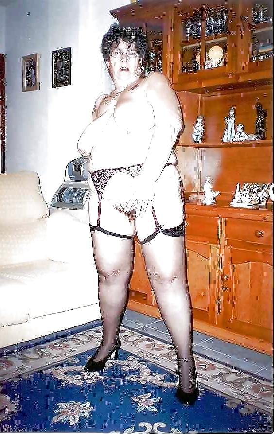 11P Fat granny posing
