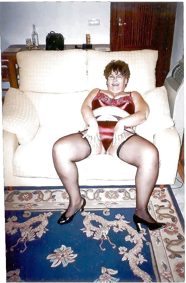 11P Fat granny posing